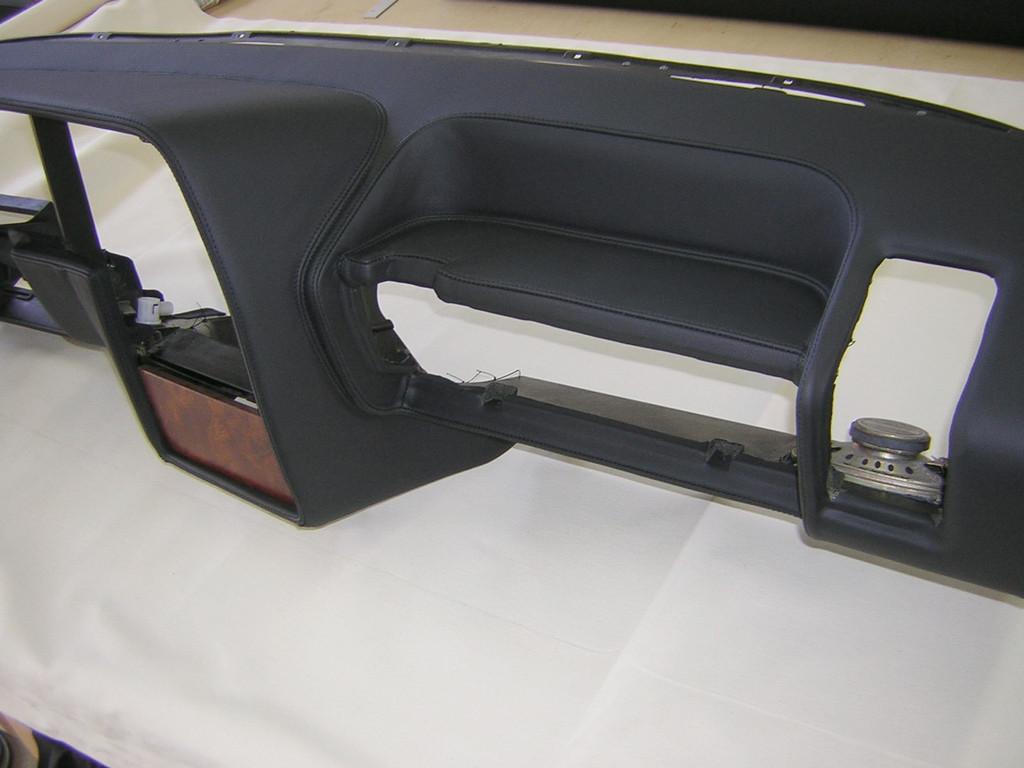 Armaturenbrett eines Lancia Thema, neu mit Leder bezogen