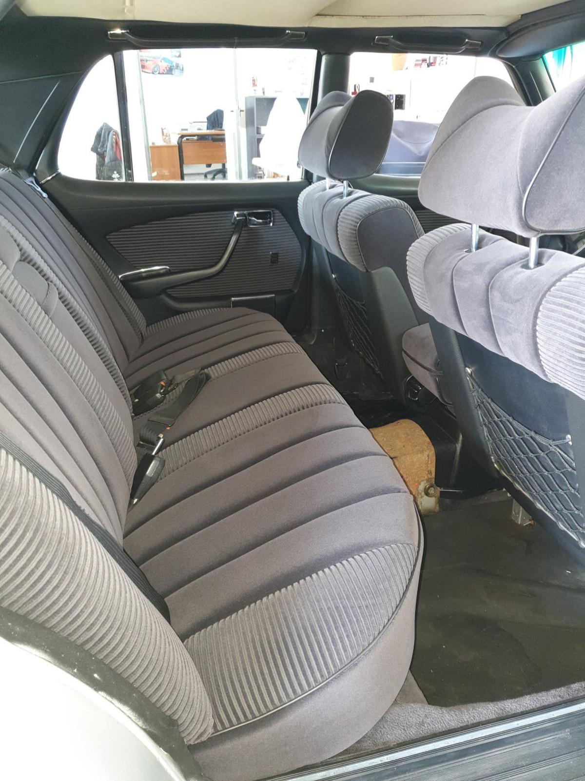 Graue Rückbank eines Fahrzeugs, vollständig neu bezogen