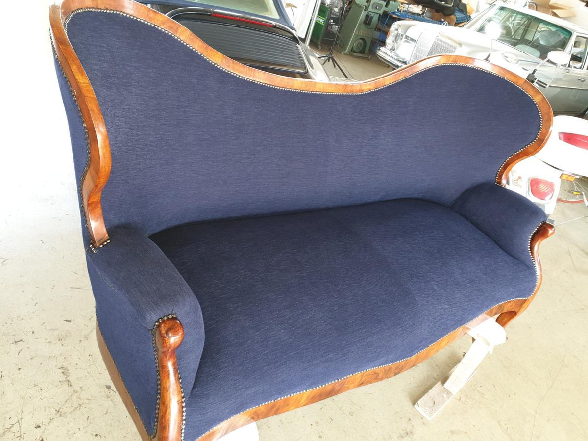Blaues Sofa, vollständig neu bezogen