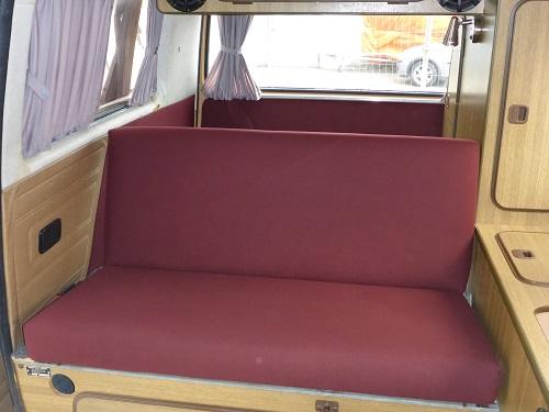 Rückbank eines VW Bus in Rot neu bezogen